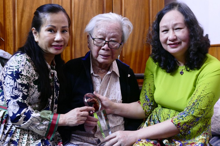 Đường về hoàng hôn nắng đã tắt, Hoa Sữa thơm mãi Thành phố tuổi thơ ảnh 1