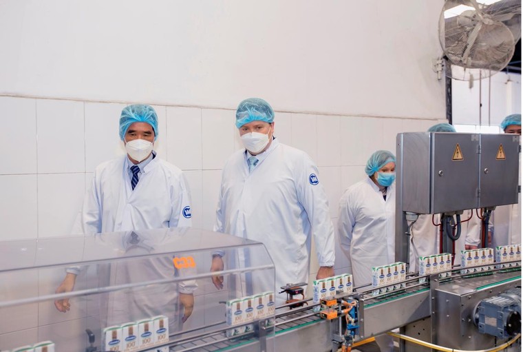 Tân Đại sứ Hoa Kỳ tại Việt Nam thăm nhà máy sữa Vinamilk tại Cần Thơ ảnh 2