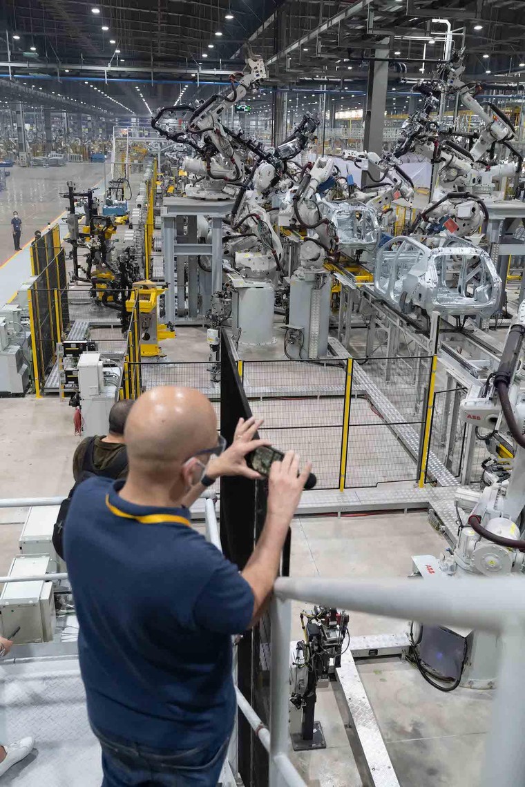 Giới truyền thông quốc tế tiết lộ loạt 'điểm cộng' trên VinFast VF 8 ảnh 2