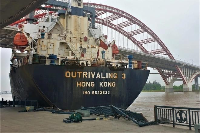 Hải Phòng: Điều tra vụ tàu 12.000 tấn hỏng máy, va chạm bờ kè chân cầu Hoàng Văn Thụ ảnh 1