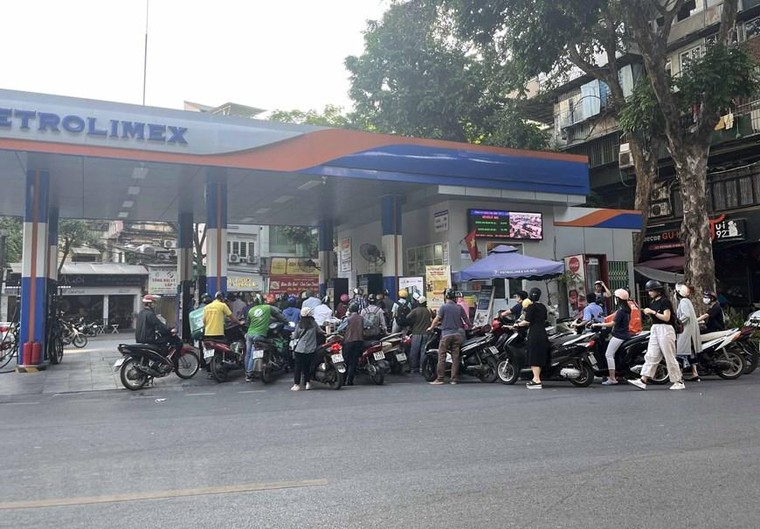 Người dân thủ đô Hà Nội khó khăn khi mua xăng, dầu ảnh 1