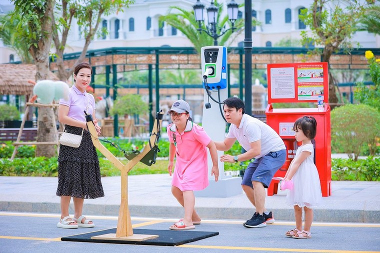 Vừa bàn giao nhà, Vinhomes Ocean Park 2 - The Empire đã rộn ràng lễ hội ảnh 1