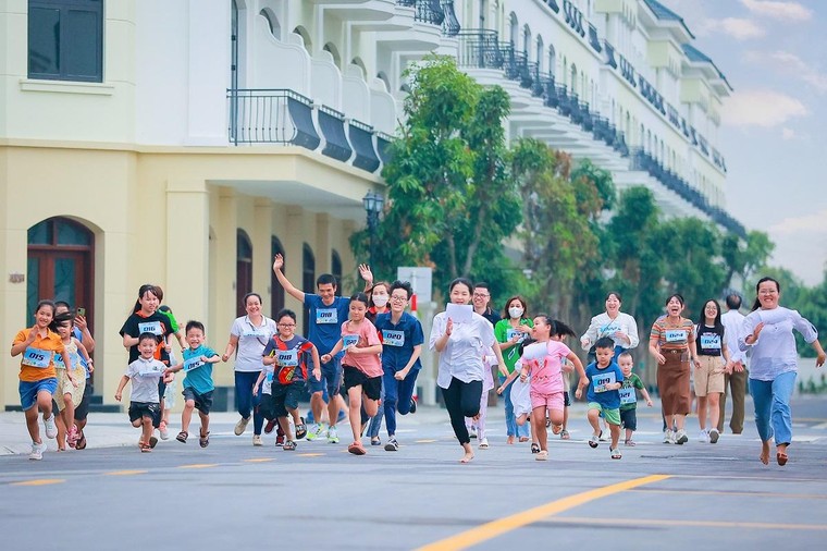 Vừa bàn giao nhà, Vinhomes Ocean Park 2 - The Empire đã rộn ràng lễ hội ảnh 2