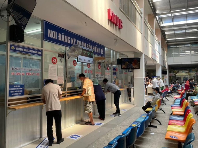 Bộ Y tế tiếp tục yêu cầu đẩy nhanh việc sử dụng CCCD gắn chíp khi đi khám, chữa bệnh BHYT ảnh 1