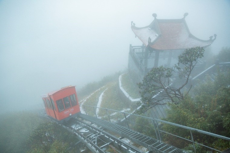 Du khách háo hức phám phá tuyết rơi trên đỉnh Fansipan ảnh 1