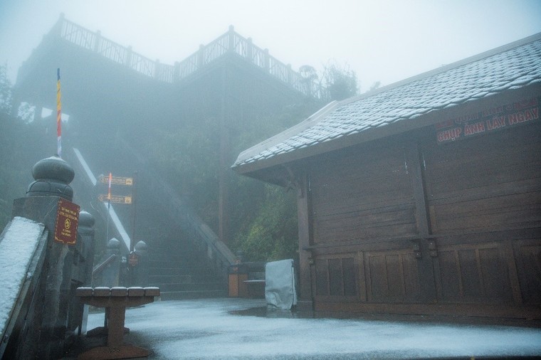 Du khách háo hức phám phá tuyết rơi trên đỉnh Fansipan ảnh 2