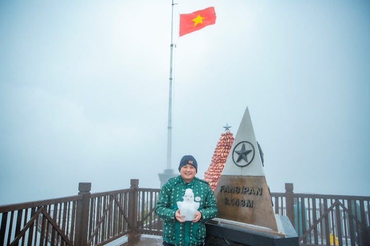 Du khách háo hức phám phá tuyết rơi trên đỉnh Fansipan ảnh 3