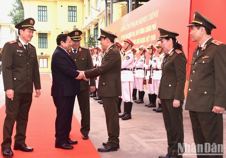 Thủ tướng Phạm Minh Chính thăm, chúc Tết cán bộ, chiến sĩ Cục An ninh chính trị nội bộ ảnh 1