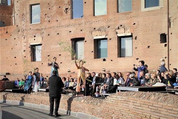 Tơ lụa Việt Nam hoàn toàn chinh phục bạn bè quốc tế tại Italy ảnh 4