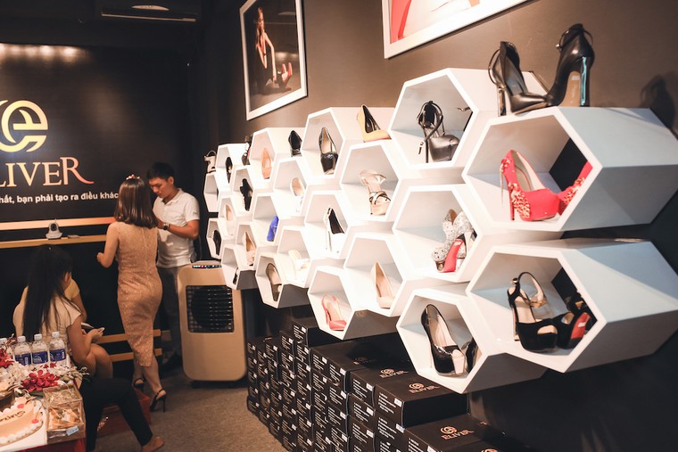 Người mẫu Andrea cá tính khoe sắc với 2 phong cách giày đẳng cấp ảnh 1