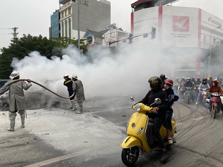 Xe Mercedes GLC đâm xe máy rồi bốc cháy dữ dội tại Hà Nội, 1 người chết ảnh 8