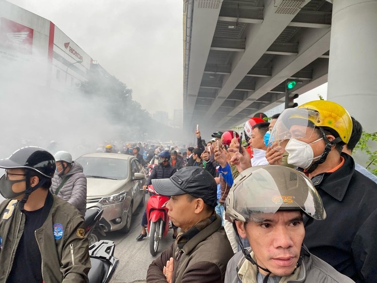 Xe Mercedes GLC đâm xe máy rồi bốc cháy dữ dội tại Hà Nội, 1 người chết ảnh 6