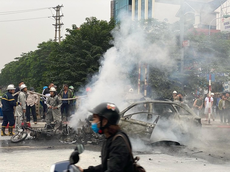 Xe Mercedes GLC đâm xe máy rồi bốc cháy dữ dội tại Hà Nội, 1 người chết ảnh 7