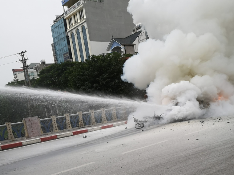 Xe Mercedes GLC đâm xe máy rồi bốc cháy dữ dội tại Hà Nội, 1 người chết ảnh 4