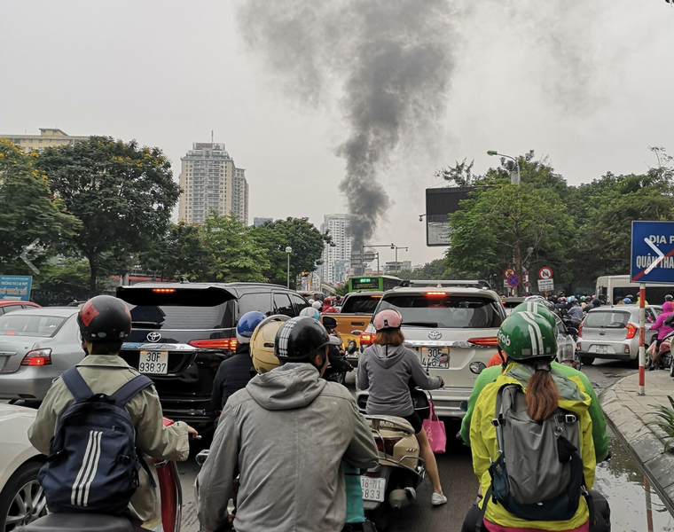 Xe Mercedes GLC đâm xe máy rồi bốc cháy dữ dội tại Hà Nội, 1 người chết ảnh 5