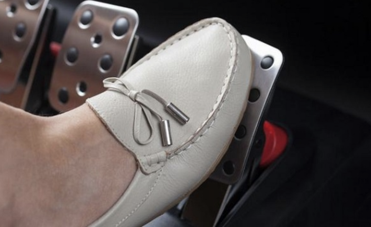 Đi giày cao gót nguy hiểm như thế nào khi lái xe? ảnh 2