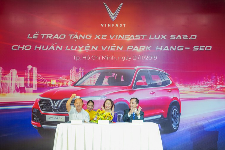 Vinfast tặng xe Lux SA 2.0 bản cao cấp cho huấn luyện viên Park Hang-Seo ảnh 2