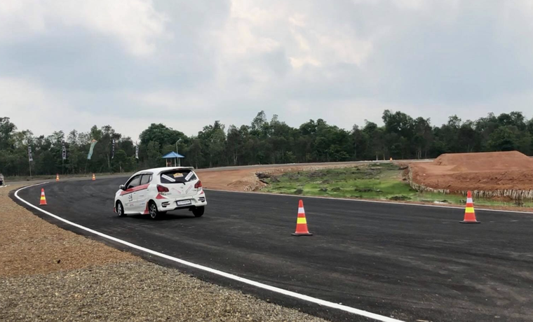 Đi đua xe nhưng gặp phải xe tay lái nghịch, đội Việt Nam vẫn xuất sắc vào top 10 ảnh 4