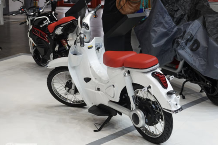 Xe máy điện 'nhái' Honda Super Cub, phạm vi hoạt động 120 km/lần sạc ảnh 2