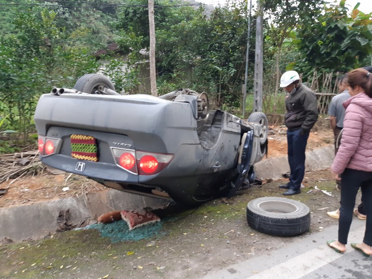 Honda Civic đang đi đột nhiên lật ngửa vì gãy trục sau ảnh 1