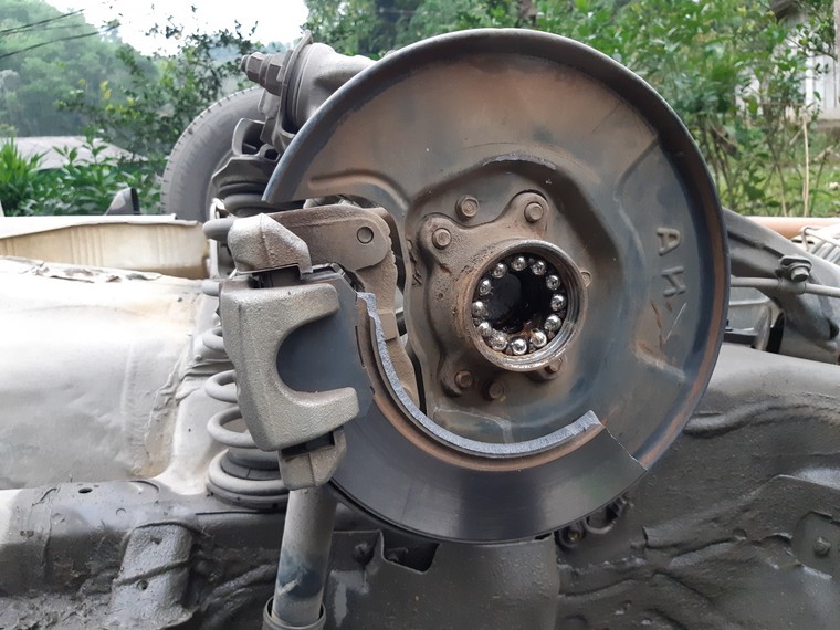 Honda Civic đang đi đột nhiên lật ngửa vì gãy trục sau ảnh 2