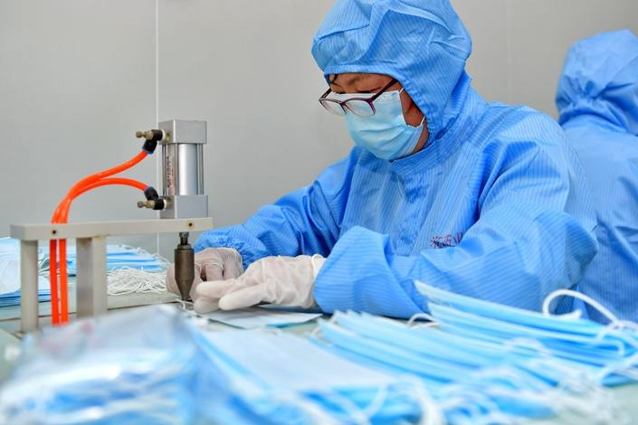 Các nhà sản xuất ô tô Trung Quốc chuyển sang sản xuất khẩu trang để chống lại virus Corona ảnh 3