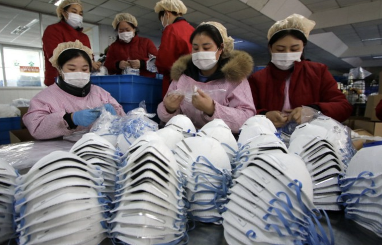 Các nhà sản xuất ô tô Trung Quốc chuyển sang sản xuất khẩu trang để chống lại virus Corona ảnh 1
