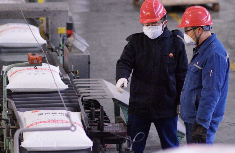 Các nhà sản xuất ô tô Trung Quốc chuyển sang sản xuất khẩu trang để chống lại virus Corona ảnh 2