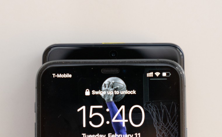 Ngoại hình: So sánh Samsung Galaxy S20 Ultra vs. Iphone 11 Pro Max ảnh 2