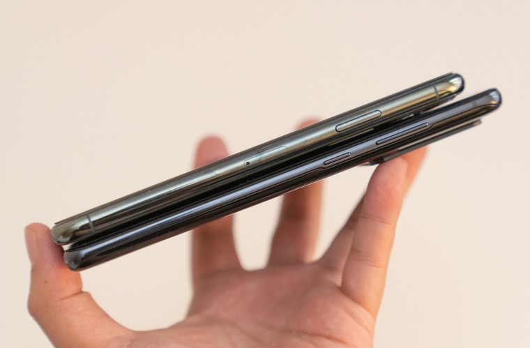 Ngoại hình: So sánh Samsung Galaxy S20 Ultra vs. Iphone 11 Pro Max ảnh 9