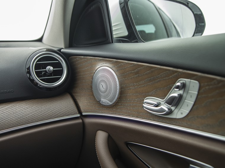 Mercedes-Benz Việt Nam ra mắt phiên bản E 200 Exclusive 2020, giá 2290 triệu đồng ảnh 7