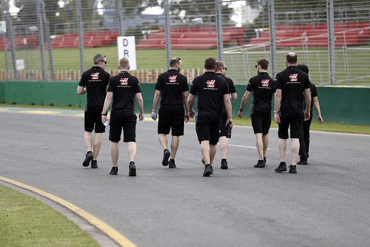 Ba nhân viên đội đua F1 bị cách ly xét nghiệm virus Corona tại Melbourne ảnh 1