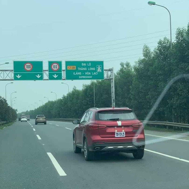 MG HS - SUV 5 chỗ Trung Quốc bị bắt gặp lăn bánh tại Hà Nội ảnh 1