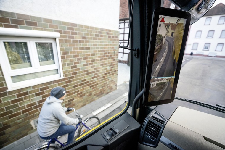 Mercedes Benz áp dụng camera thay cho gương truyền thống trên một số mẫu xe ảnh 3