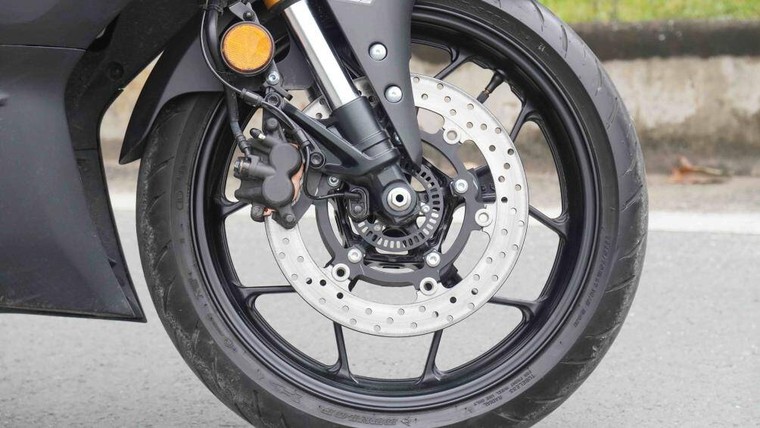 Tìm hiểu tác dụng của những lỗ nhỏ trên đĩa phanh xe máy ảnh 1