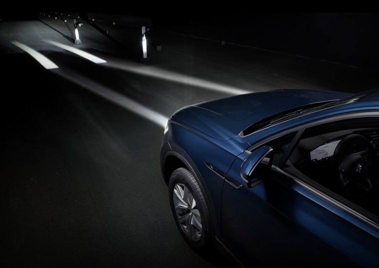 Quốc gia đầu tiên có thể áp dụng trang bị bắt buộc đèn pha tự động trên ô tô ảnh 2