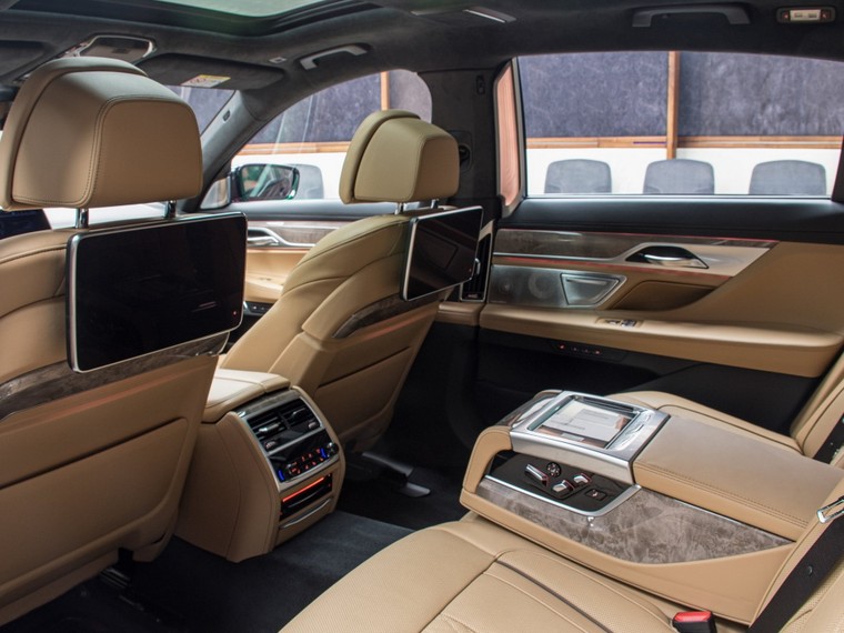 BMW 750Li 2020 hấp dẫn với màu đỏ hoàng gia Burgundy ảnh 4