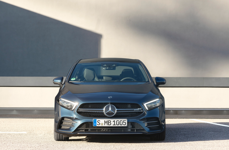 Mercedes AMG A35 sedan - xe thể thao giá chỉ hơn 2 tỷ đồng ảnh 7