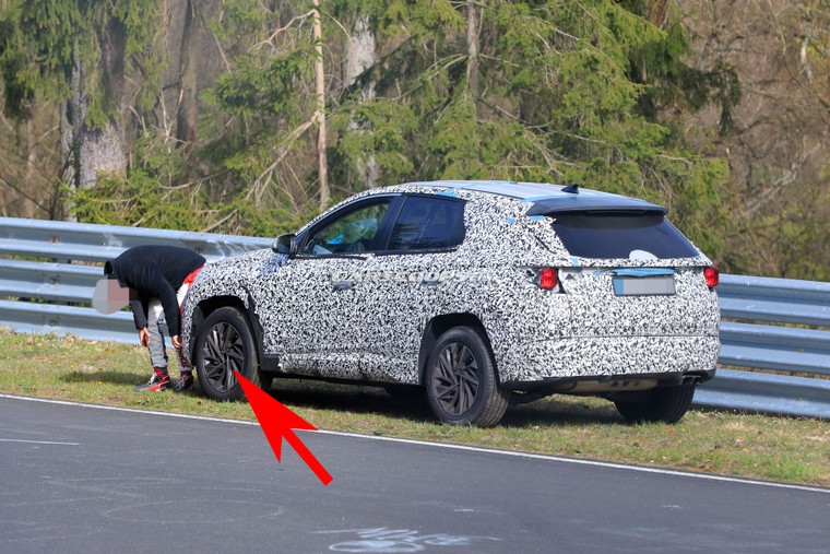 Hyundai Tucson 2021 gần rời một bánh trên đường thử ảnh 2