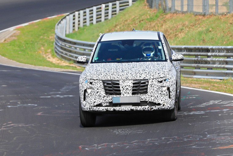 Hyundai Tucson 2021 gần rời một bánh trên đường thử ảnh 3