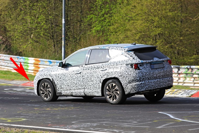 Hyundai Tucson 2021 gần rời một bánh trên đường thử ảnh 1