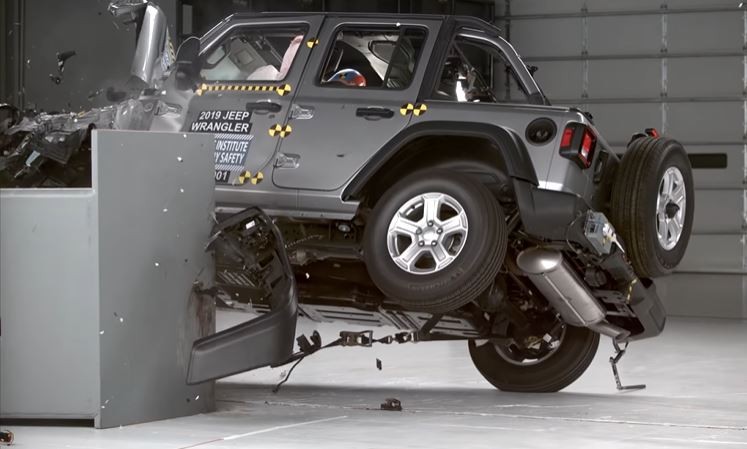 Jeep Wrangler mới bị lật trong bài thử nghiệm va chạm ảnh 2