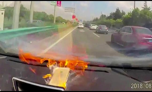 Những vật dụng không nên để trong ô tô khi đỗ dưới trời nắng nóng ảnh 2