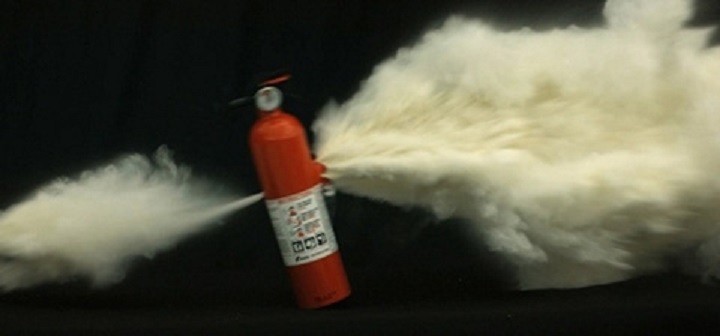 Những vật dụng không nên để trong ô tô khi đỗ dưới trời nắng nóng ảnh 6