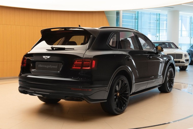 SUV nhanh nhất Thế giới: Bentley Bentayga Speed màu đen huyền bí ảnh 3