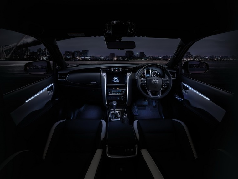 Toyota Fortuner 2021: Nâng cấp mới, diện mạo mới ảnh 2