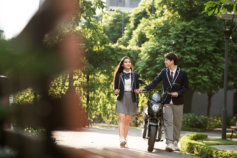 Vinfast tặng 50.000 pin xe máy điện cho học sinh - chung tay 'kiến tạo tương lai xanh' ảnh 3