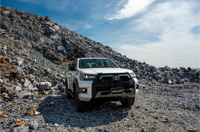 Những nâng cấp và trang bị cao cấp trên Toyota Hilux vừa ra mắt ảnh 3