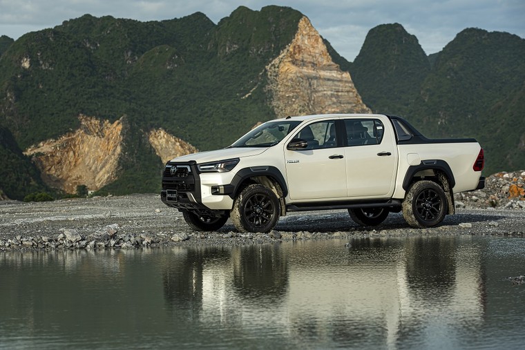 Những nâng cấp và trang bị cao cấp trên Toyota Hilux vừa ra mắt ảnh 2
