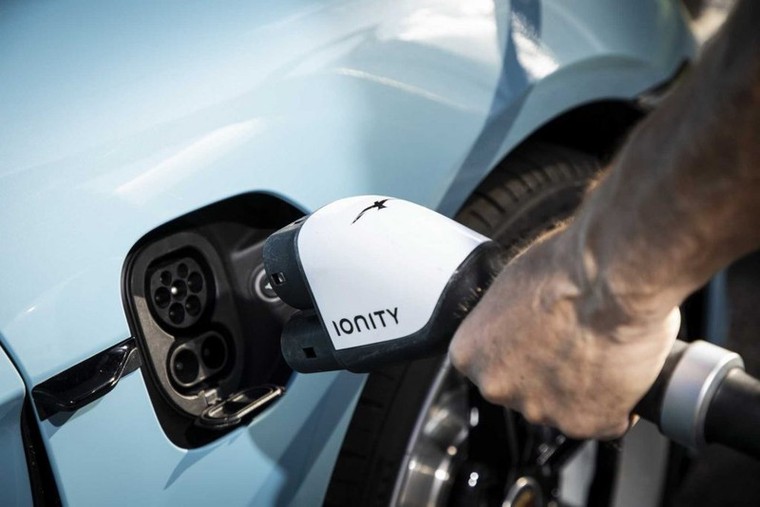 porsche cong bo nhung nang cap cho taycan 2021 hinh 6